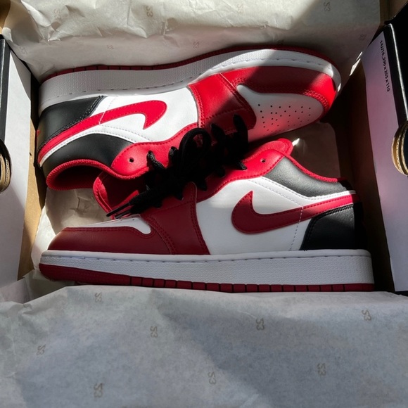 Air Jordan 1 Low, Big Kids' Shoes
White/Black/Gym Red
Size 6Y - Picture 3 of 5